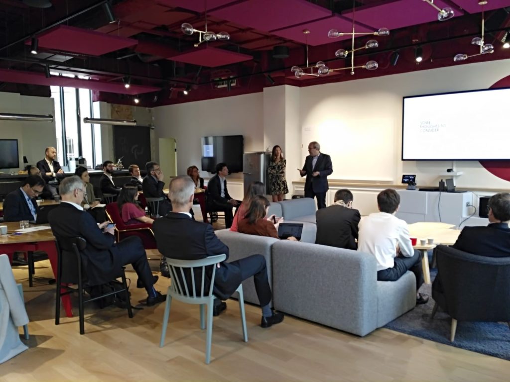 Conférence avec des personnes et des écrans géants 3